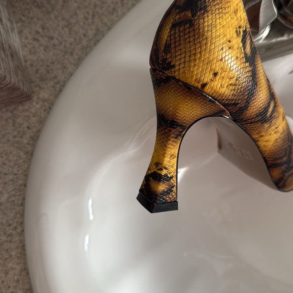 Yellow Snake Print Women's Shoes (Brand New) - Picture 2 of 2